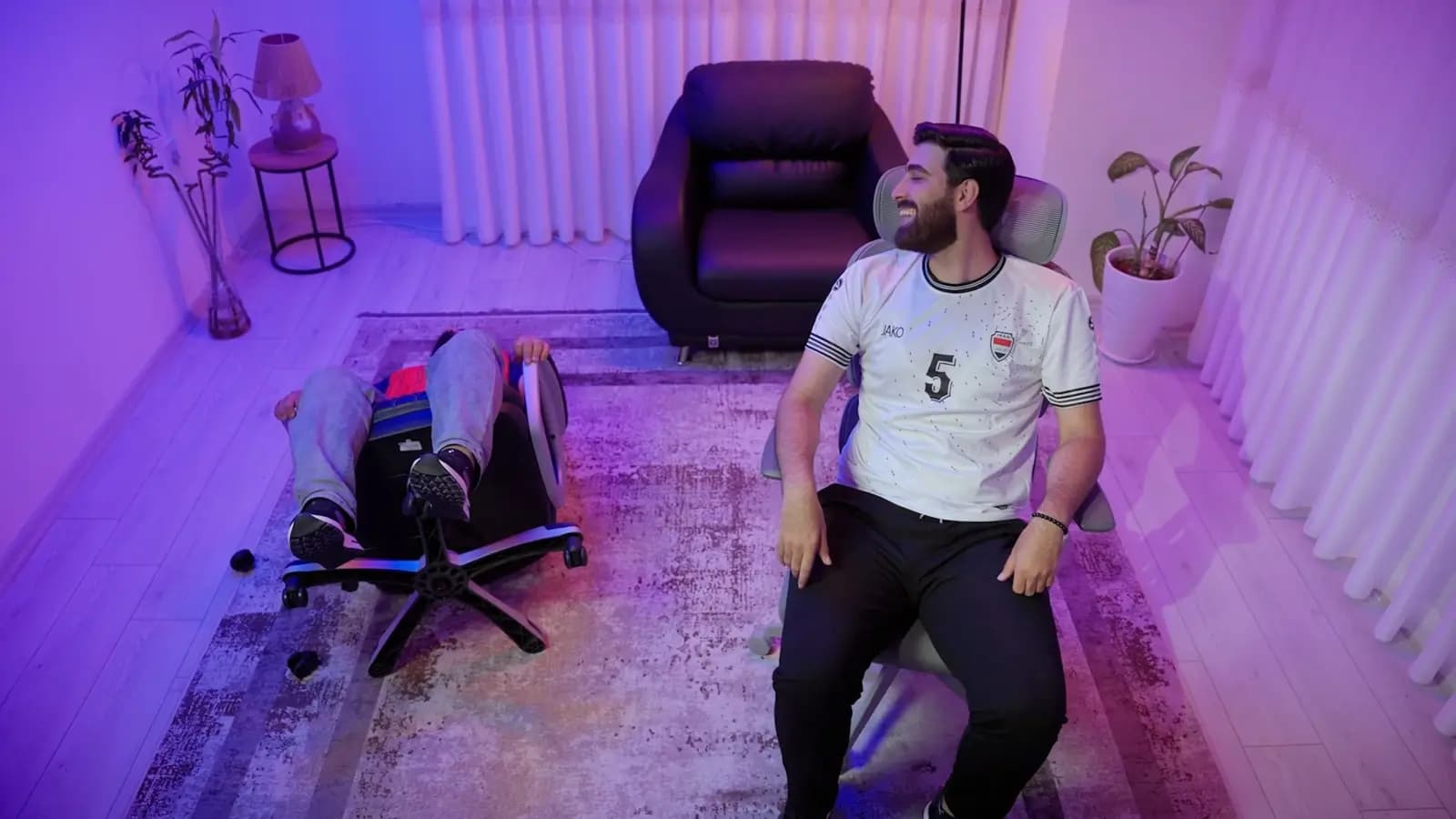One chair gives up. The Vana chair doesn't.